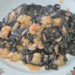 pasta negra con salmón y gambas