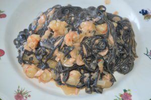 pasta negra con salmón y gambas