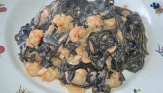 pasta negra con salmón y gambas