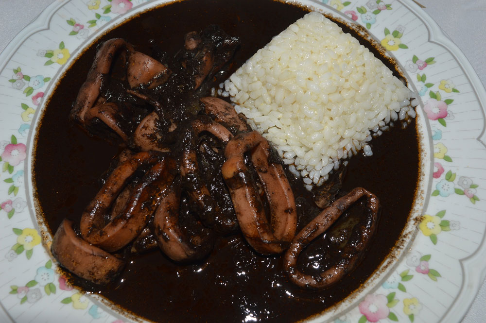 Calamares en su tinta con arroz