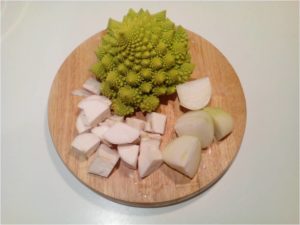 Romanescu yuca y cebolla cortada