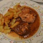 Redondo de lomo de cerdo en salsa de cebolla con patatas fritas