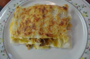 Ración de lasaña boloñesa