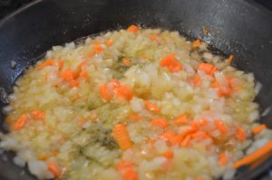 Pochar zanahoria y cebolla picada para la lasaña