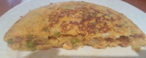 corte tortilla de patata cebolla jamon y guisantes