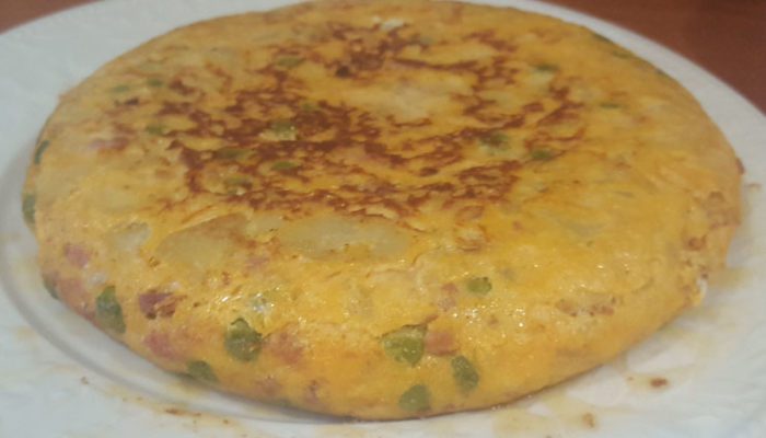 tortilla de patata cebolla jamón y guisantes