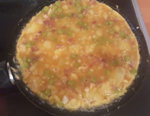 mezcla huevo patata cebolla jamon y guisantes para tortilla