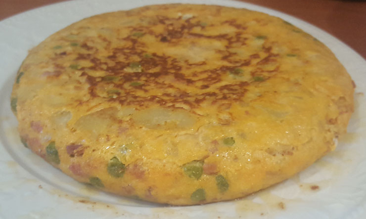 tortilla de patata cebolla jamón y guisantes