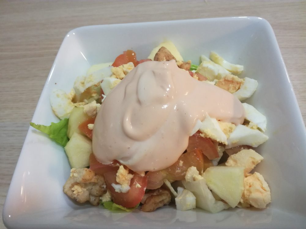 Ensalada de pollo con salsa rosa