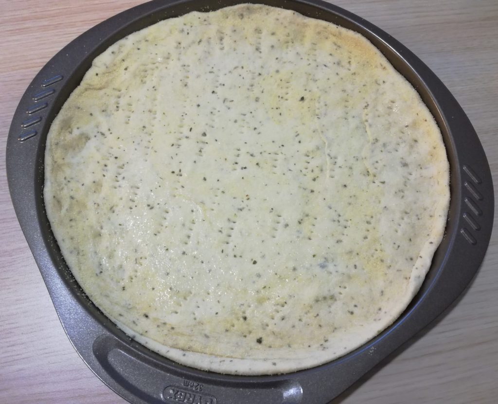 Masa de pizza esponjosa con Thermomix amasada