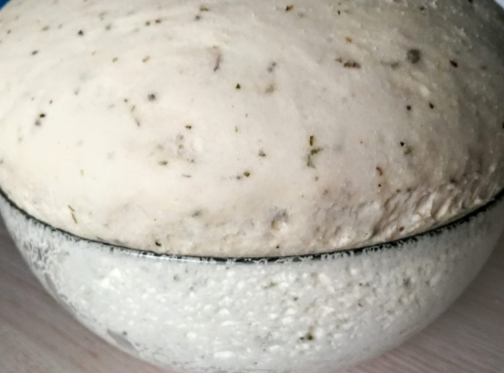 Masa de pizza esponjosa con Thermomix levando