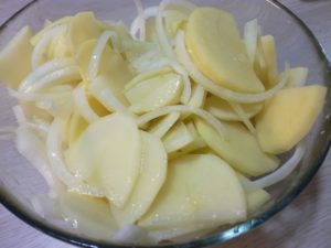 patatas con cebolla cortadas