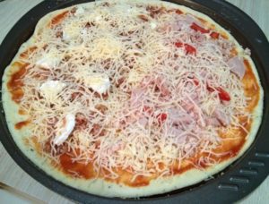 pizza preparada para entrar en el horno