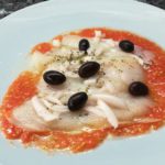 bacalao con tomate, cebolleta y olivas