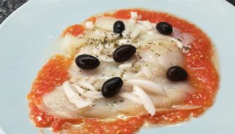 bacalao con tomate, cebolleta y olivas