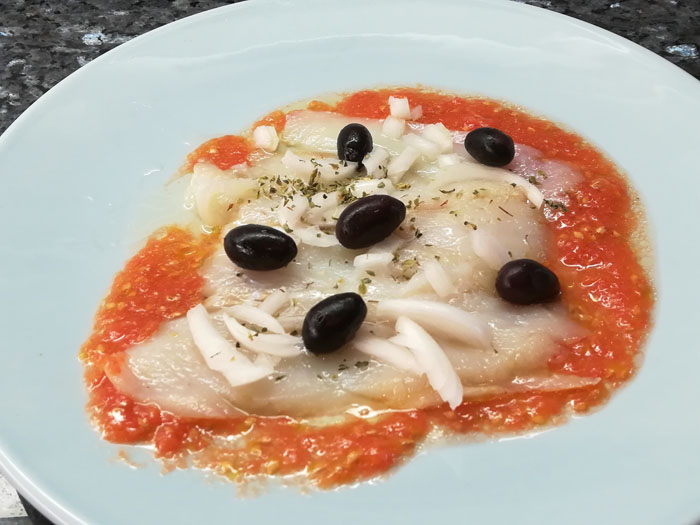 bacalao con tomate, cebolleta y olivas