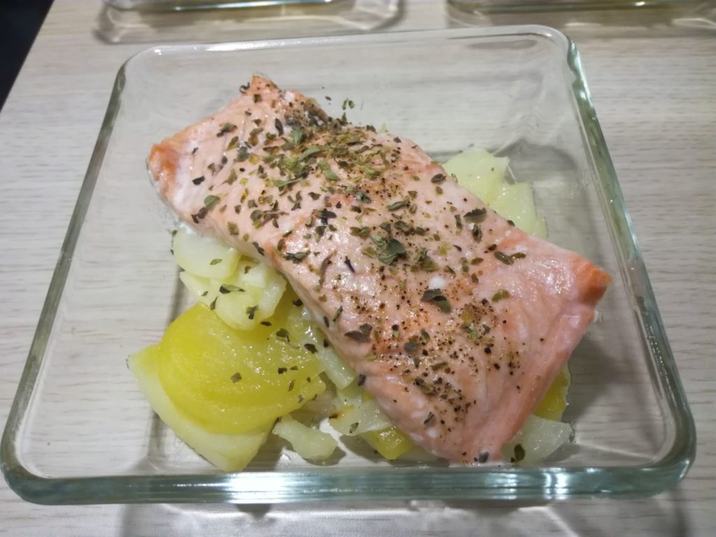 Filete de salmón con patata y cebolla