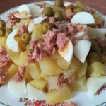 ensalada de patata con huevo duro, atún y olivas