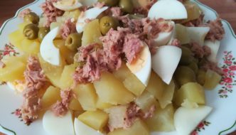 ensalada de patata con huevo duro, atún y olivas