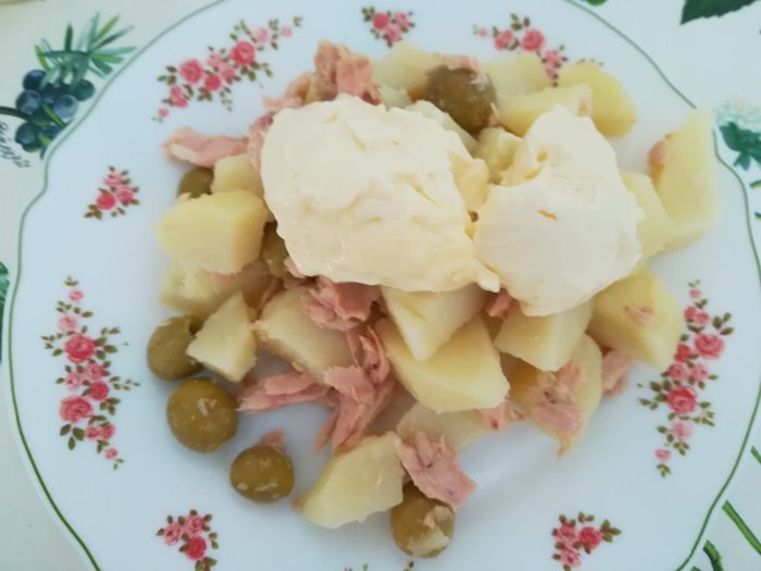 patatas hervidas con mayonesa atún, huevo y olivas
