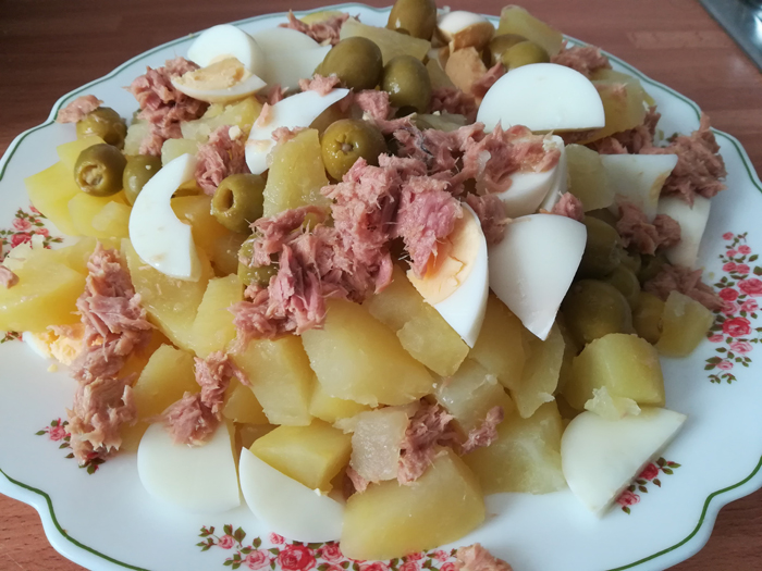 ensalada de patata con huevo duro, atún y olivas