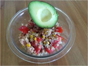 aguacate con ensalada de quinoa
