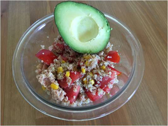 aguacate con ensalada de quinoa