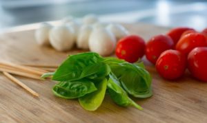 albahaca tomate y mozzarela para ensalada caprese