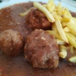 albondigas con salsa de cebolla y vino blanco