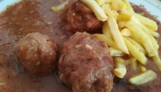 albondigas con salsa de cebolla y vino blanco