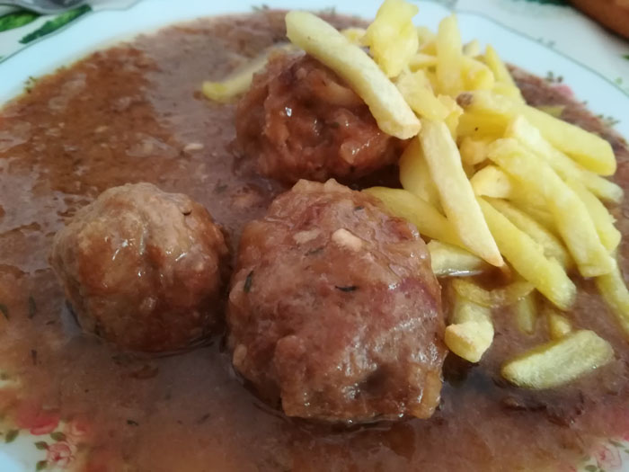 albondigas con salsa de cebolla y vino blanco