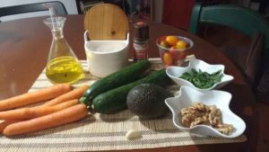 Ingredientes para espaguetis de calabacin y zanahoria con pesto de aguacate