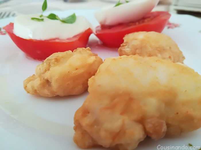 Merluza rebozada con tomate