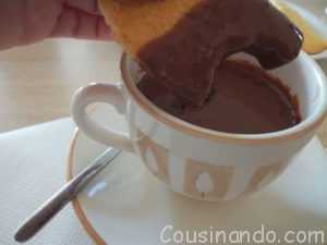 chocolate con bizcochos