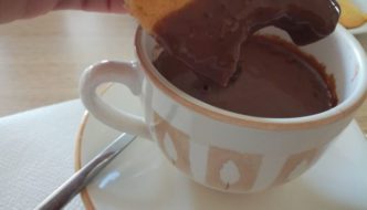 chocolate con bizcochos