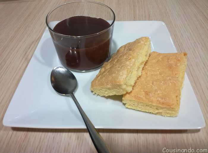 bizcochos de soletilla con chocolate caliente