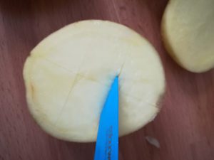 hacer cortes en la patata antes de asar