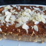 Flan de turron de jijona decorado con almendras