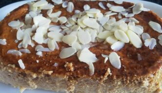 Flan de turron de jijona decorado con almendras