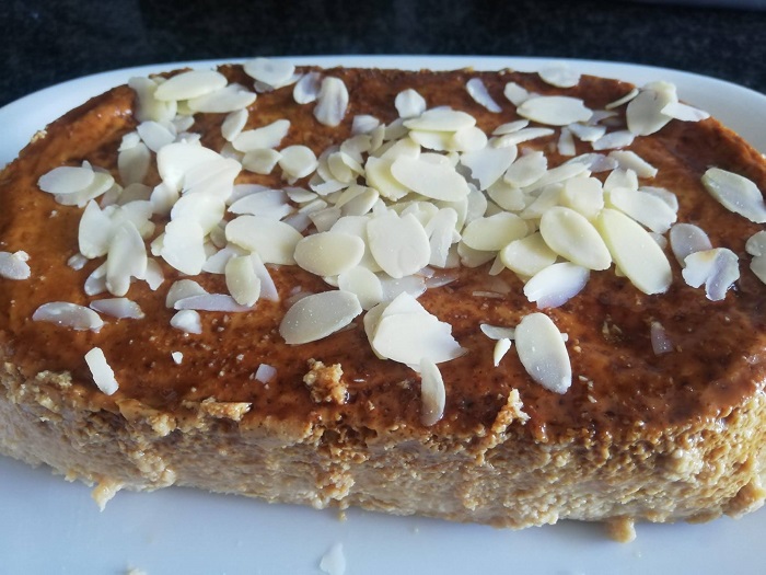 Flan de turron de jijona decorado con almendras