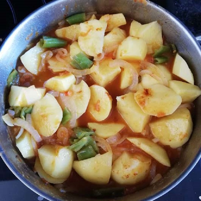 sofrito y patatas para el marmitako