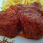 albondigas en salsa de tomate con patatas