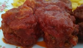 albondigas en salsa de tomate con patatas