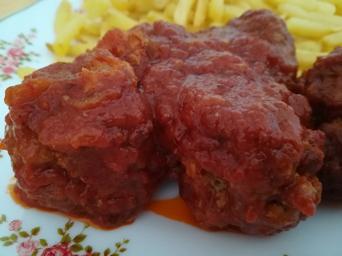 albondigas en salsa de tomate con patatas