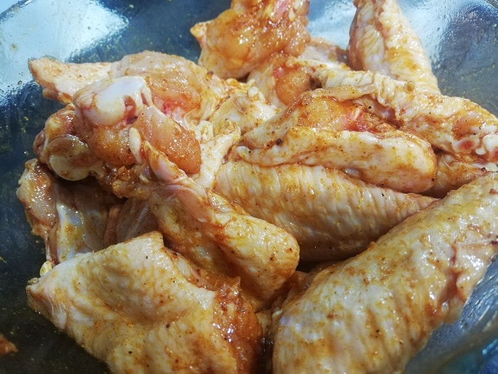 Macerar las alitas en un bol grande