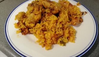 plato de arroz con conejo