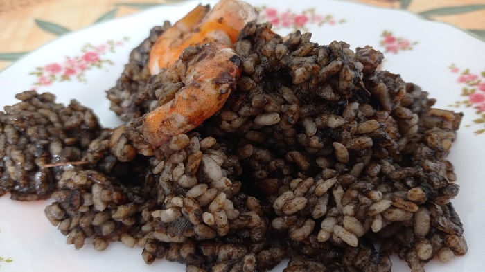 arroz con tinta de sepia y gambitas