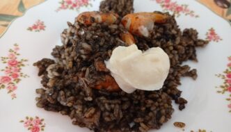 ración de arroz negro con sepia gambas y alioli