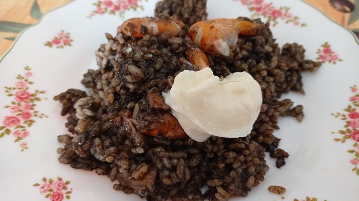 ración de arroz negro con sepia gambas y alioli
