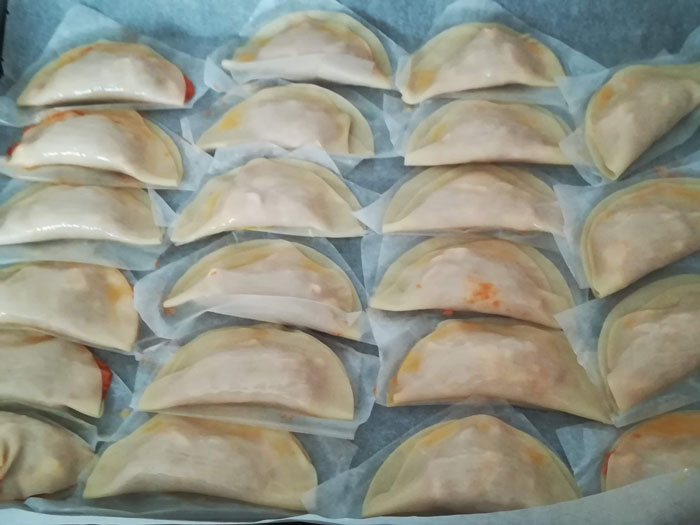 empanadillas preparadas para entrar en el horno